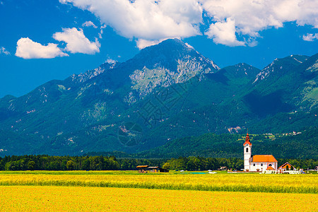 古老的田野小教堂 背景是阿尔卑斯山 在阳光明媚的夏日 斯洛文尼亚 山区风景图片