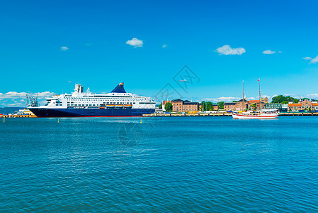 奥斯陆港与一艘游轮和挪威历史 木船 帆船的景象图片