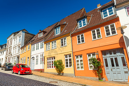 欧洲一个小城镇的空无街道 以传统的德国-丹麦风格有色历史名屋 德国弗伦斯堡图片