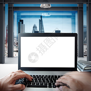 白桌上带空白屏幕 背景模糊的笔记本电脑a日落压板商业房间互联网工作阳光桌子白色职场图片