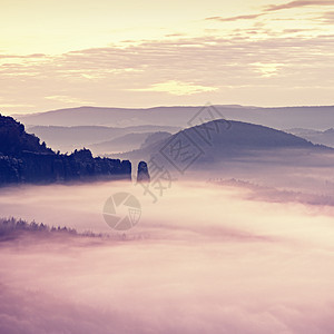 山地风平浪静的天亮 秋雾清晨 在美丽的岩石山上山峰草地阳光公园大自然爬坡地面冻结森林奇迹图片
