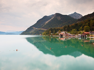 阿尔卑斯湖岸边的村庄 高山峰与格伦河水位相似图片