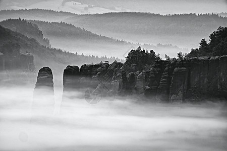 岩石山顶的奇妙日出 风向进入迷雾谷地石头游客童话边界森林气氛边缘地面黑白照片照片图片
