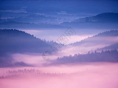 山地风平浪静的天亮 秋雾清晨 在美丽的岩石山上反转颜料天空奇迹橙子爬坡国家薄雾地面山峰图片