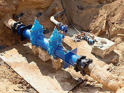 大手轮管道中的大型工业闸阀 修复了挖洞中的饮用水管道螺栓技术压力植物海洋制造业流动金属蓝色汽油图片
