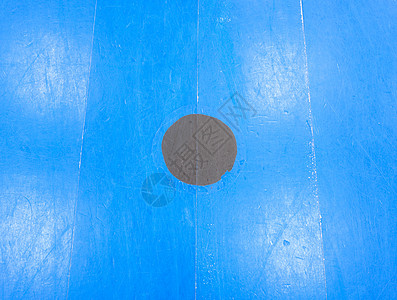 蓝球场的黑点 运动厅的木制地板高清图片