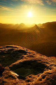 砂岩峰从浓橙雾中上升 阳光强烈峡谷太阳光线晨景湿度国家农村旅游山峰天空风光图片