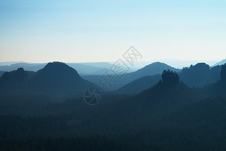 砂岩峰从浓橙雾中上升 阳光强烈爬坡天空风光旅游晨景反射反转太阳光线峡谷薄雾图片