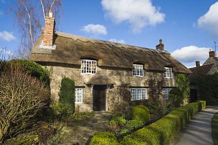 传统的英语农村传统乡村地貌景观小路房子公园住宅小屋蓝色天空树篱窗户屋顶图片