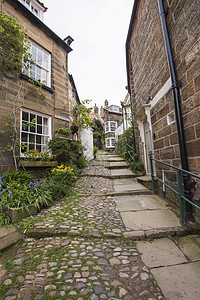 村庄中的老英语乡村小屋植物群石头窗户小路脚步路面住宅农村爬坡历史性图片