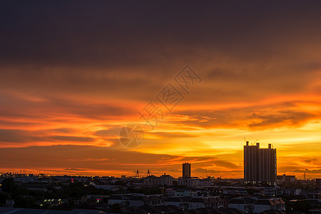 在泰国 夜晚天空美丽的城市风景 晚上的夜空在泰国建筑学景观风景太阳戏剧性建筑旅行日落市中心蓝色图片