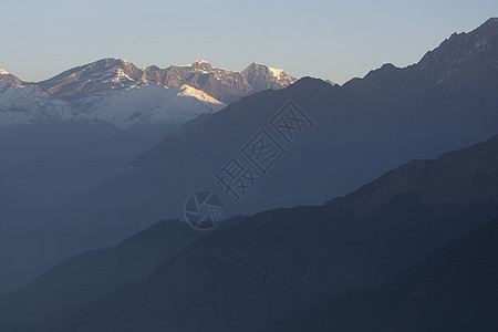 早上在尼泊尔的山脉 山峰上下着雪风景顶峰旅行摄影场景背景图片