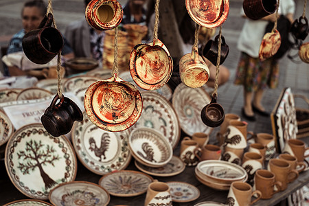 传统罗马尼亚手工陶瓷市场陶器纪念品盘子水壶工艺罐头餐具乡村制品工作图片
