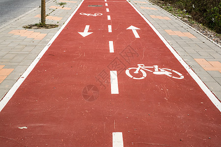 城市中的红色自行车车道图片