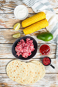以黑碗 玉米 卡萨和白纹木制桌面的热菜 顶层视图等混合有机牛肉肉为墨西哥玉米饼原料烹调图片