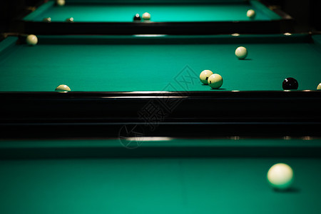 在绿布上玩台球运动游戏绿色数字爱好俱乐部娱乐线索闲暇水池圆形桌子图片