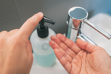 洗手用肥皂洗手 如何洗第2步 从肥皂瓶喷洒器中抽水液 以便一起擦手图片