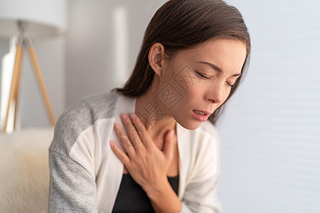 COVID-19 呼吸困难的妇女呼吸急促冠状病毒咳嗽呼吸问题 亚洲女孩因胸部呼吸道症状发热 咳嗽 身体疼痛而疼痛图片