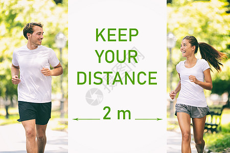 保持距离 Covid-19 两米警告社会距离预防短信标志 走在公园街上的人们在步行跑步时交谈 与男人一起跑步的亚洲女人慢跑者图片