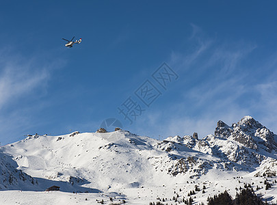 用直升机在高山山谷下 观测到全景情况图片