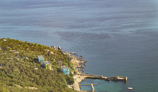 海洋 房屋 树木和码头的顶端景色 从上面对地貌进行空中摄影港口旅游蓝色热带建筑村庄假期森林山脉奢华图片