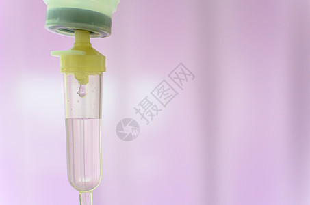 为病人特写盐碱IV滴液 在Hispita为患者和注射泵提供热水情况医院疼痛输液化疗粉色医疗管子静脉液体图片
