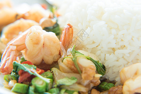 泰式炒虾和罗勒米饭已准备就绪猪肉绿色油炸白色健康胡椒午餐蔬菜美食食物图片