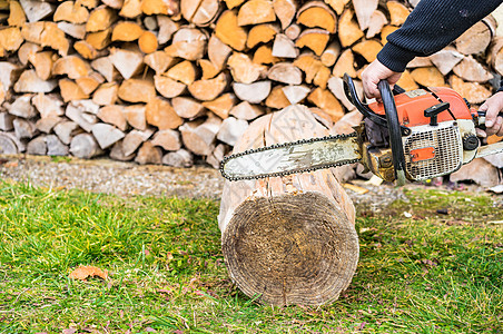 林业工人用链锯砍树工具发电刀刃工作手臂木工人木头材料危险木材业图片