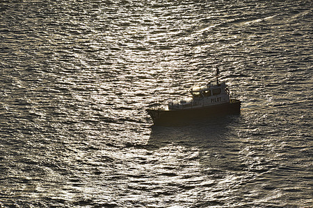 驾驶艇机动准备就位海洋港口乘客运输指导海岸反射天空日落唤醒图片