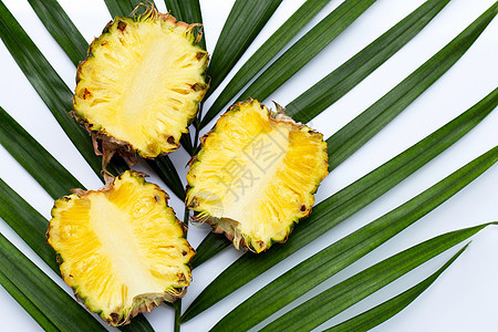 热带棕榈叶上的柠檬菠萝食物饮食叶子绿色甜点黄色水果戒指白色营养背景图片