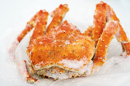 煮熟和冷冻的野生红帝王蟹放在冰箱的塑料包装上 阿拉斯加帝王蟹或堪察加蟹 — 昂贵的海洋美味图片