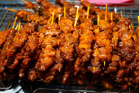 亚洲食品 在夜街食品市场用鸡皮和肉类小烤箱的柜台沙爹午餐餐厅油炸竹子烹饪小吃盘子食物炙烤图片