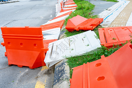 在维修工作期间限制汽车通过的塑料块 安全塑料道路围栏控制沥青危险城市警告损害栅栏街道飓风边界图片