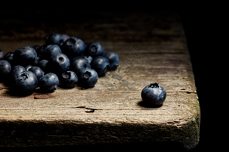 生木上的蓝莓木头营养食物饮食蓝色水果甜点背景图片