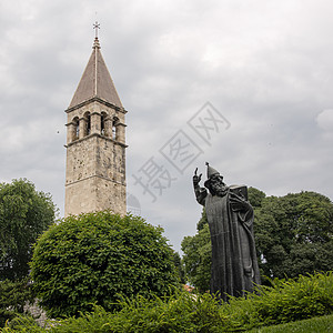 宁的格里戈里站立在斯普利特城门前艺术雕像历史蓝色主教地标宗教旅游斑点雕塑图片
