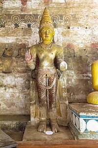 站在Dambulla洞穴的佛像雕塑岩石文化雕像崇拜世界遗产精神建筑学佛教徒历史图片