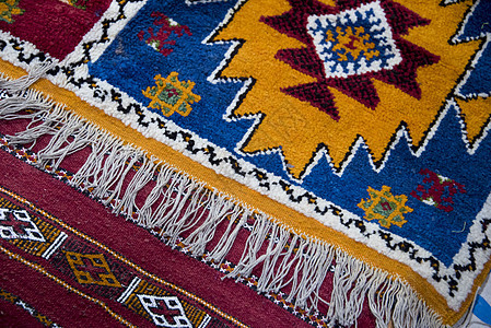 彩色手工编织柏柏尔地毯纺织品织物露天羊毛文化销售纪念品麦地市场红色图片