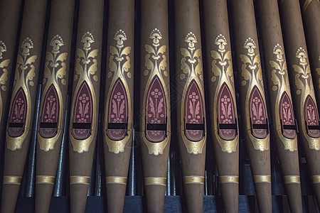 在小礼拜堂内画出语音机管的管道金属乐器管子教会古董仪器金子黄铜踏板上帝图片