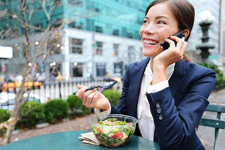 午餐休息时使用智能手机的年轻商业女青年生意人食物人士商界成人女士沙拉女性城市女孩图片