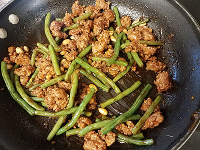 猪肉加青豆和花生碎肉豆子美味平底锅午餐煎锅图片