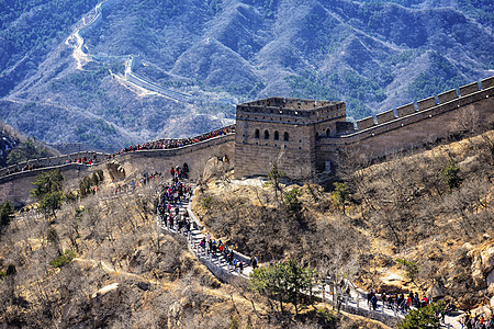 参观北京附近中国长城的观光客历史遗产天空全景森林爬坡旅行建筑建筑学石头图片