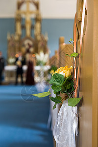 带有花和耳朵的教堂婚礼装饰图片