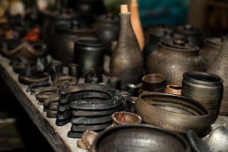 烧焦的黑色陶瓷 烧焦的陶罐和盘碟  Ima水壶黏土艺术乡村杯子陶器市场花瓶用具国家图片