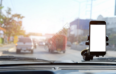 驱动程序在驾驶时使用电话 调制解调器持有者司机导航控制互联网女性手机展示技术白色图片