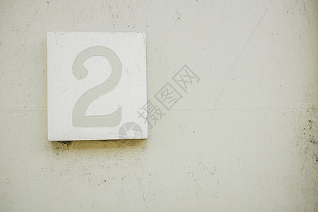 数字 2 安装在灰色和白色的门口图片
