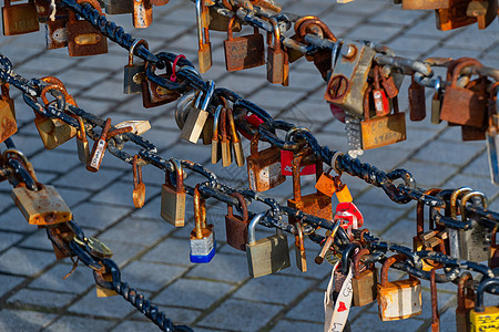 旧生锈的爱情锁锁锁挂锁金属栏杆红色钥匙婚礼安全栅栏图片