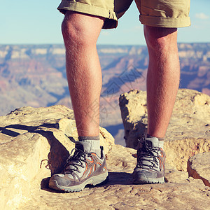 户外远足鞋 — 男性远足者行走的腿图片