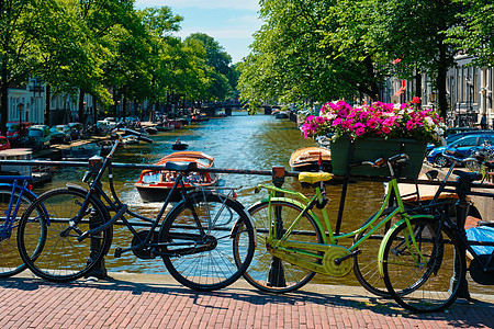 阿姆斯特丹运河 在桥上装有船只和自行车街道目的地旅游游客建筑学房子运输首都景点运河图片