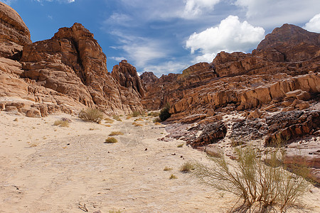 沙漠中的石头峡谷白色旅行岩石蓝色假期风景爬坡酋长土地天空图片