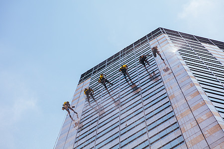 新加坡高升起窗口洗窗者工作垫圈职业建筑反射窗户工人商业危险摩天大楼图片